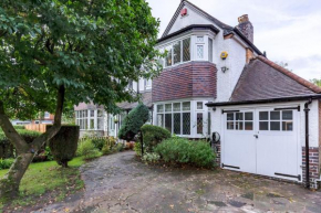 Spacious 4-Bed Family Home with Garden Parking Pass the Keys